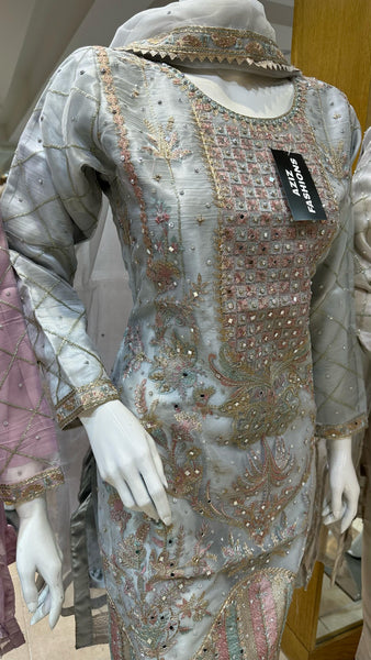 SPECIAL OFFER NEW Trouser Suits 576